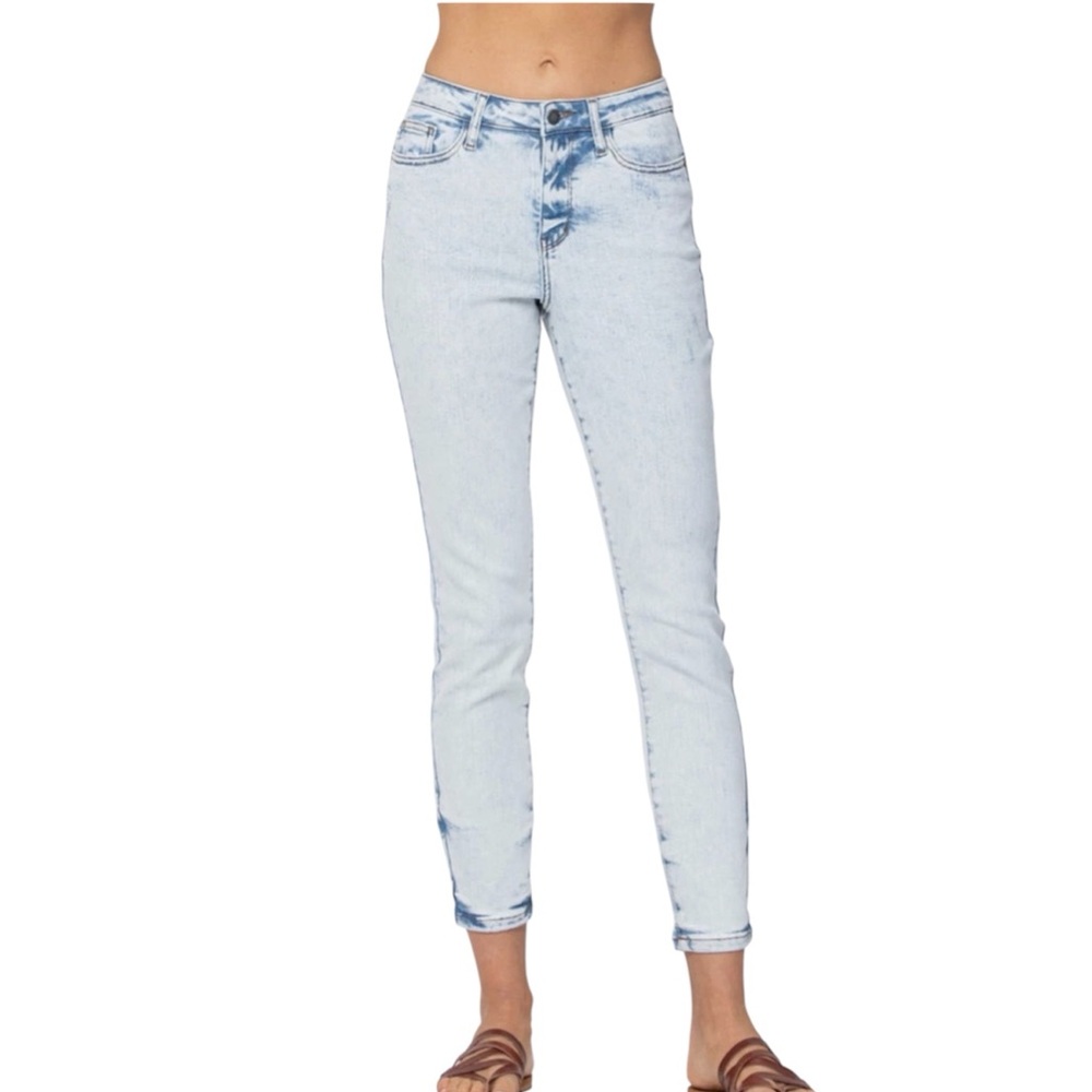 Judy Blue Light Acid Wash Slim-Fit Jeans
